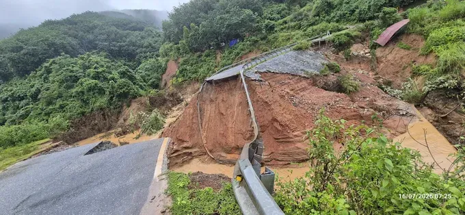 Heavy rains trigger landslides, road subsidence in Lai Chau