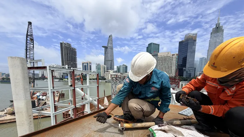 Construction accelerates on Saigon River pedestrian bridge