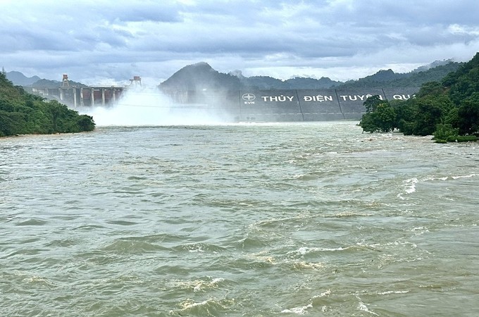 Tuyen Quang Hydropower Reservoir opens bottom spillway gate 