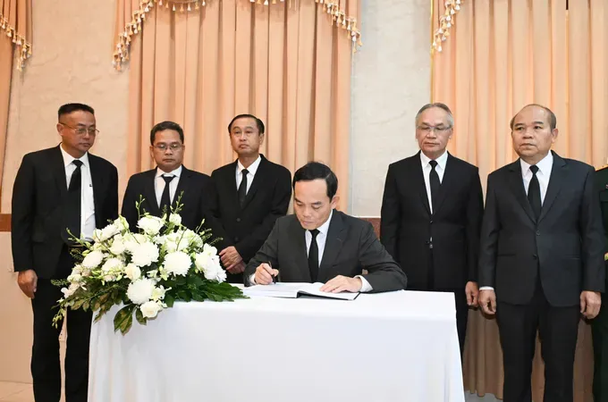 Senior Ho Chi Minh City delegation pays tribute to Lao NA President