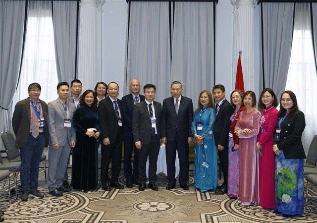Top leader receives Vietnamese intellectuals, scientists in Australia