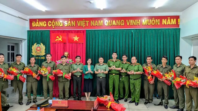 Biểu dương lực lượng cứu nạn giải cứu 127 người dân mắc kẹt trong mưa lớn