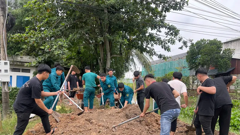 Phường Chánh Hiệp và Thủ Dầu Một khẩn trương đắp bờ bao chống ngập