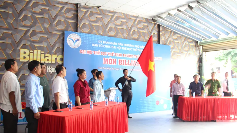 Vận động viên tranh tài sôi nổi tại giải cầu lông, billiards