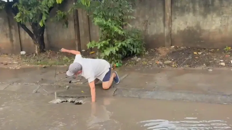 Dùng tay vớt rác, khai thông dòng chảy