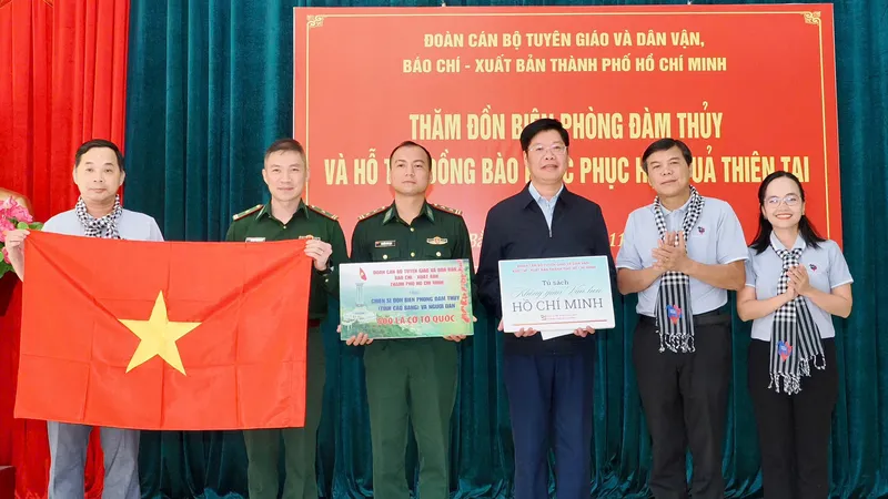 Đoàn công tác TPHCM sẻ chia yêu thương với quân, dân địa đầu Tổ quốc