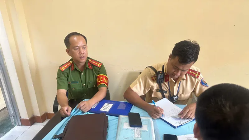 Tài xế ô tô biển vàng "leo lề" bị công an mời làm việc
