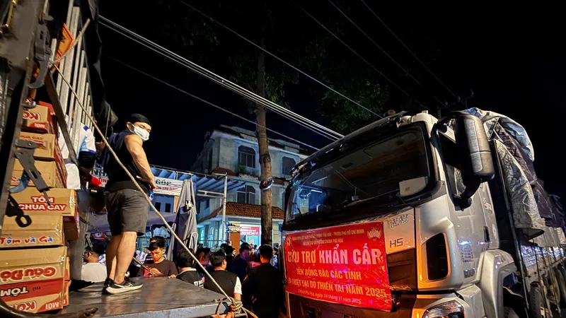 Xuyên đêm bốc xếp, vận chuyển hàng chục tấn hàng cứu trợ khẩn cấp đồng bào vùng lũ