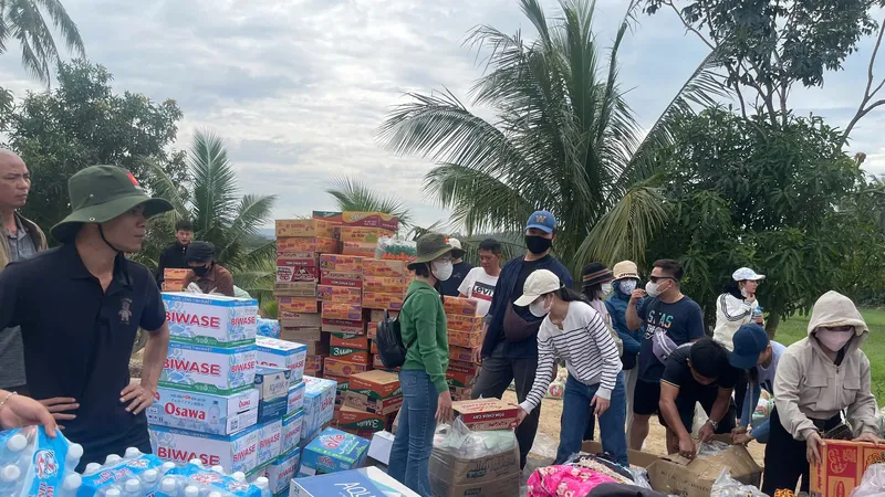 Những chuyến xe nghĩa tình đến với đồng bào vùng lũ