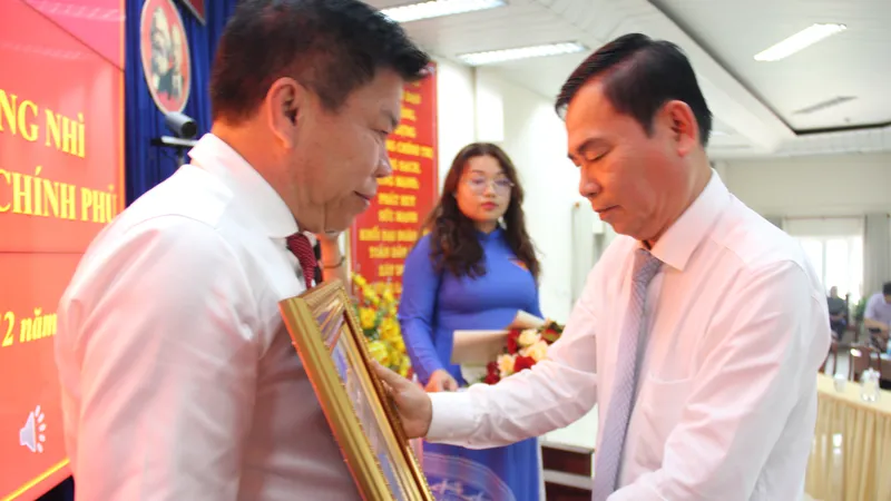 Trao Huân chương lao động cho các cá nhân phường Bình Hòa, Lái Thiêu