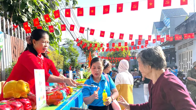 Người dân phường Phú Lợi háo hức đem rác đổi quà