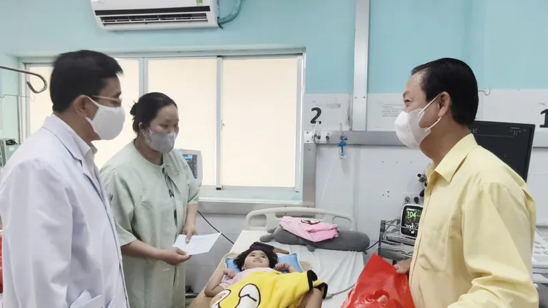 Đem Tết đến với các bệnh nhi ở bệnh viện