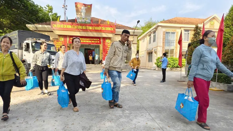 Trao thẻ bảo hiểm y tế và quà xuân, ấm lòng người dân dịp tết