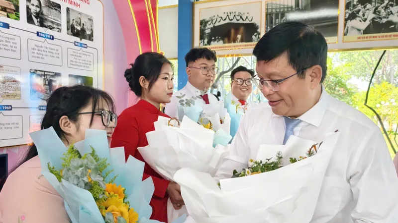 Tự hào đứng vào hàng ngũ của Đảng 