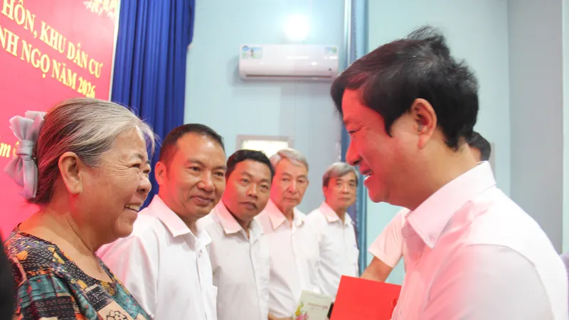 Chủ tịch HĐND TPHCM Võ Văn Minh trao quà tết đến 37 bí thư chi bộ cơ sở có hoàn cảnh khó khăn