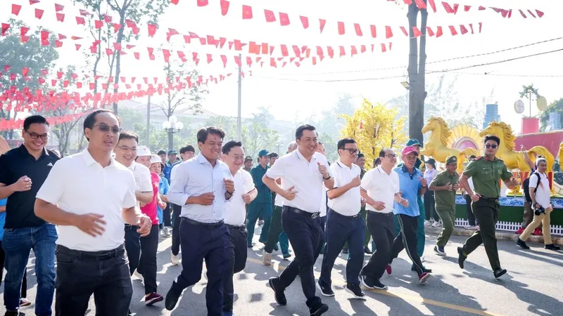 Hơn 1.200 người tham dự Ngày chạy Olympic tại phường Tân Uyên