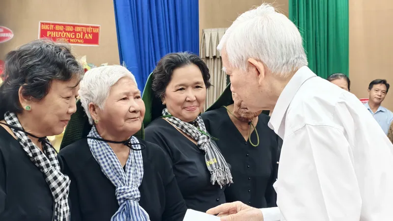 Nguyên Chủ tịch nước Nguyễn Minh Triết gặp mặt cán bộ, chiến sĩ nữ pháo binh