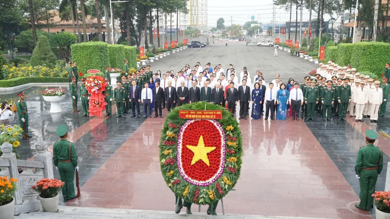 Lãnh đạo TPHCM viếng Nghĩa trang Liệt sĩ Bình Dương