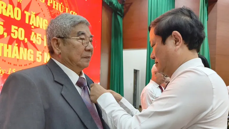 Trao Huy hiệu Đảng đến 59 đảng viên tại phường Phú Lợi (TPHCM)