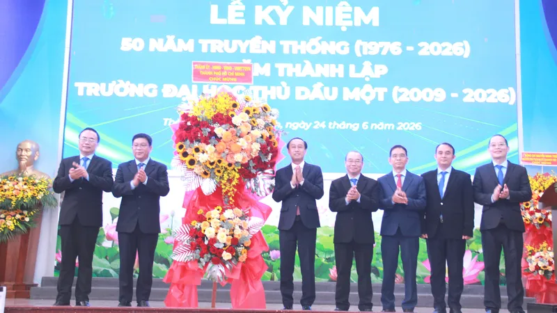 Đại học Thủ Dầu Một đón nhận Cờ truyền thống của UBND TPHCM