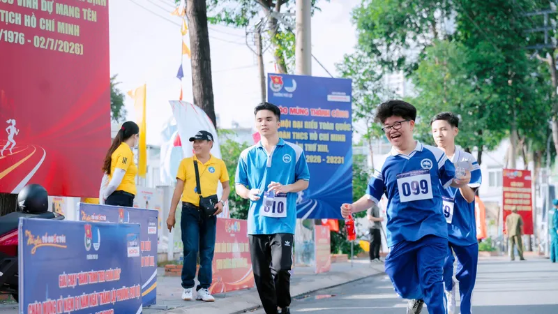 Sôi nổi giải chạy “Hành trình theo chân Bác”