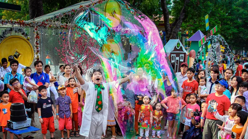Màn biểu diễn đường phố bong bóng xả phòng khổng lồ ở Công viên Văn hóa Đầm Sen