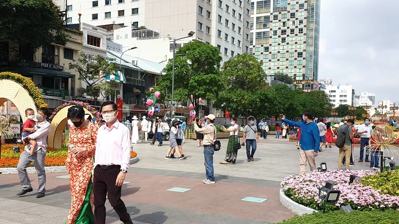 Đường hoa Nguyễn Huệ mở cửa thêm một ngày