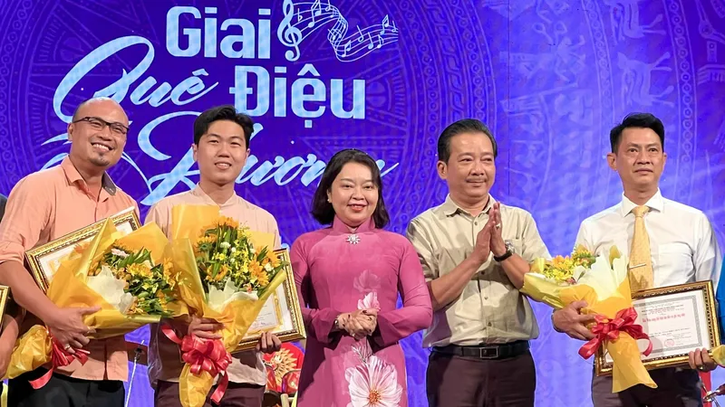 Trao giải nhất chương trình cho 3 đơn vị TTVH quận 1, quận 4 và quận 5