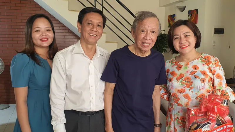 Phó Trưởng Ban Tuyên giáo Thành ủy TPHCM Nguyễn Thọ Truyền thăm, tặng quà và chúc tết nhạc sĩ Trần Long Ẩn. Ảnh: THÚY BÌNH 