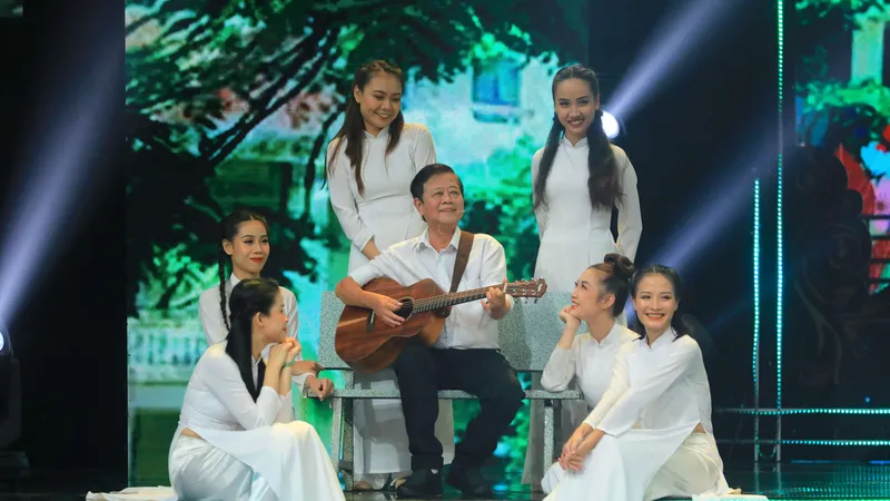 Chương trình Miền ký ức “Tung bay tà áo trắng”