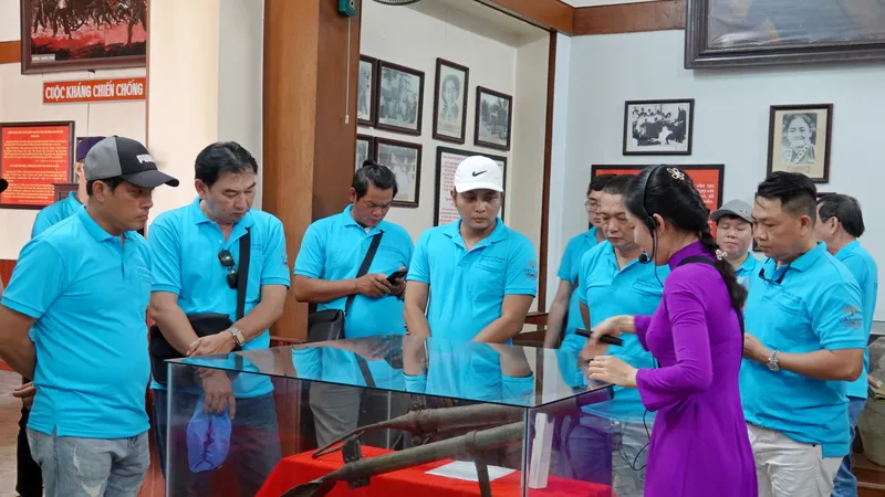 Tháng tư, tìm về địa chỉ đỏ!