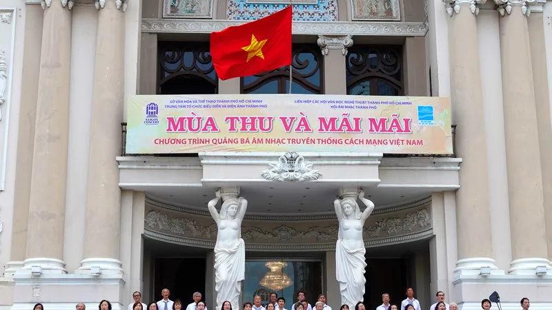 CLB Truyền thống Thành Đoàn TPHCM biểu diễn các sáng tác âm nhạc cách mạng hào hùng một thời tạo bao xúc cảm cho khán giả trong sáng 2-9. Ảnh: THÚY BÌNH 