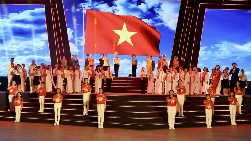 Rực rỡ chương trình nghệ thuật “Việt Nam – Niềm tin ngời sáng”