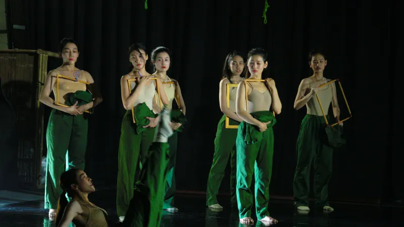 Vở múa "Hoàng hôn" thể hiện sức sáng tạo tươi mới, trẻ trung và tài năng dàn dựng, biểu diễn nghệ thuật múa của các biên đạo và dàn diễn viên giỏi nghề HBSO. Ảnh: THÚY BÌNH