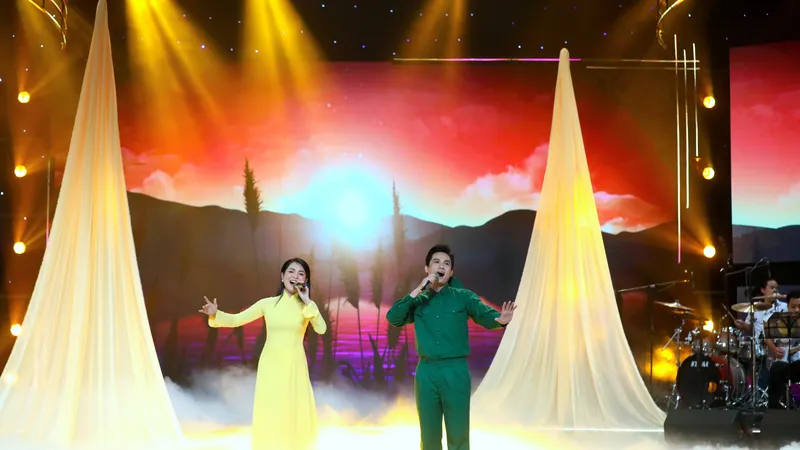 Tiết mục ca nhạc "Chiều biên giới" trong chương trình "Khi ta hai mươi". Ảnh: HTV