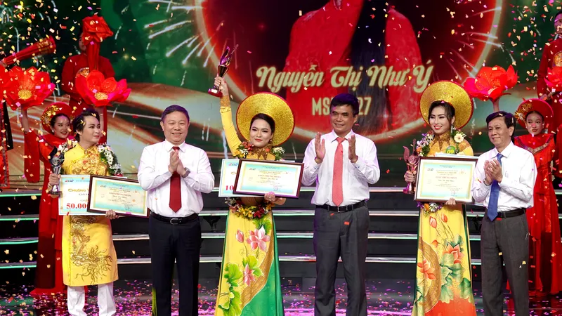 Phó Chủ tịch UBND TPHCM Dương Anh Đức, Phó Trưởng Ban Tuyên giáo Nguyễn Thọ Truyền và Tổng Giám đốc Đài Truyền hình TPHCM Cao Anh Minh trao giải Chuông vàng vọng cổ lần thứ 18 năm 2023 cho thí sinh xuất sắc nhất Nguyễn Thị Như Ý. Ảnh: THÚY BÌNH