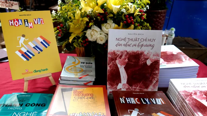 Các cuốn sách về âm nhạc của TS-NS Nguyễn Bách đã xuất bản. Ảnh: THÚY BÌNH