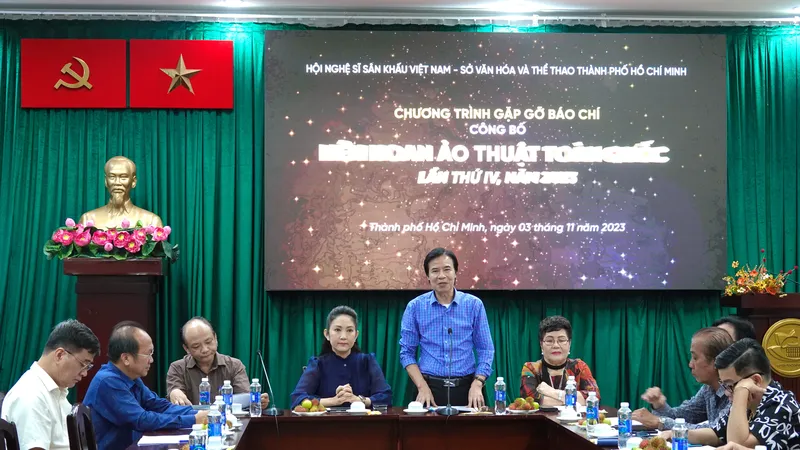 NSND Giang Mạnh Hà chia sẻ nhiều thông tin về Liên hoan tại buổi họp báo. Ảnh: THÚY BÌNH