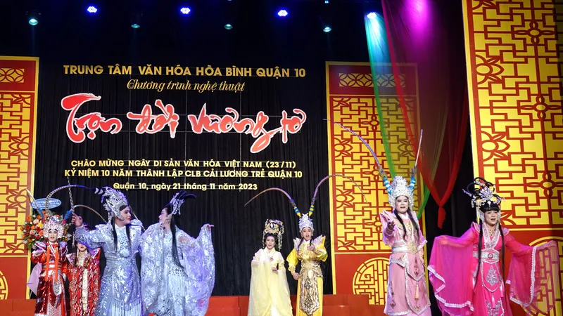 Tiết mục ca cảnh "Trọn đời vương tơ" của CLB Cải lương trẻ quận 10. Ảnh: THÚY BÌNH