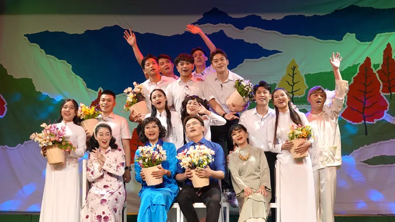 Tình cảm thầy trò luôn yêu thương, quan tâm và gắn bó. Ảnh: THÚY BÌNH