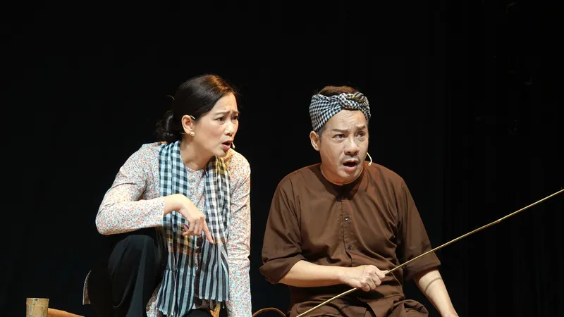 NSƯT Tuyết Thu và NS Minh Nhí phối hợp ăn ý, biểu diễn xuất sắc vai cô Sáu và ông Hai trong vở kịch cách mạng "Cánh đồng rực lửa". Ảnh: THÚY BÌNH