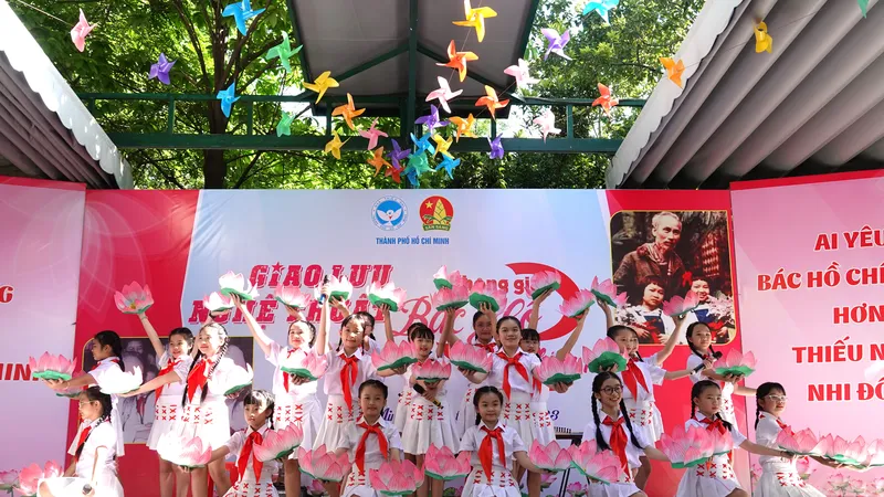 Đội nghệ thuật Nhà Thiếu nhi TP biểu diễn bài hát "Ai yêu Bác Hồ Chí Minh hơn thiếu niên nhi đồng". Ảnh: THÚY BÌNH