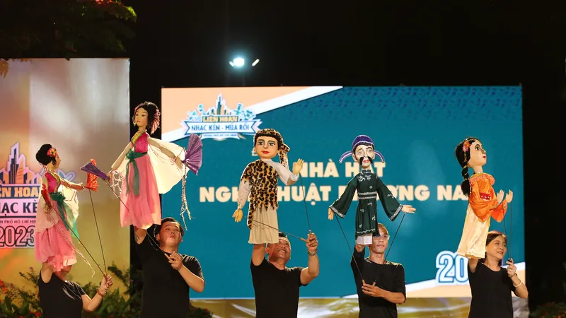 Các diễn viên múa rối Nhà hát Nghệ thuật Phương Nam chào khán giả trong lễ diễu hành trước sân khấu. Ảnh: DŨNG PHƯƠNG