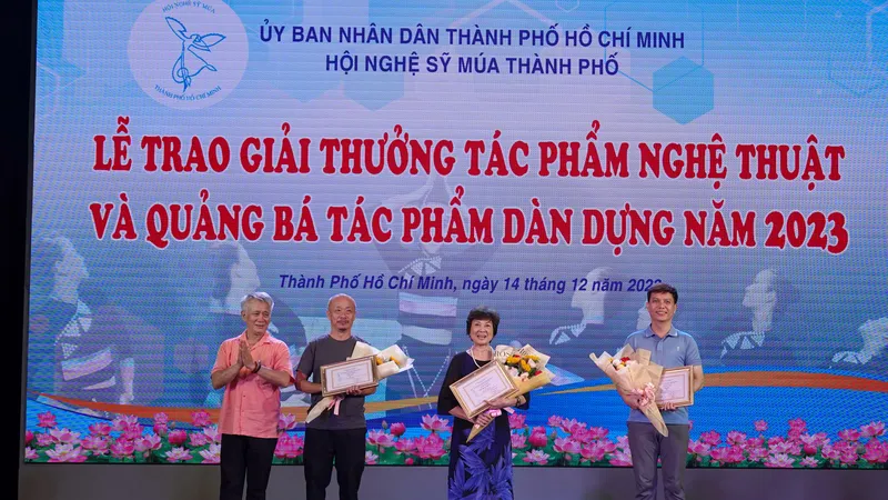Ông Lê Nguyên Hiều, Chủ tịch Hội Nghệ sĩ Múa TPHCM trao 3 giải A cho các tác phẩm múa xuất sắc năm 2023. Ảnh: THÚY BÌNH