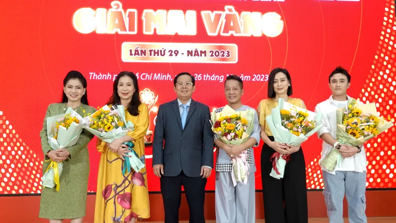 Ông Tô Đình Tuân, Tổng Biên tập Báo Người Lao Động và các nghệ sĩ tham gia "Chương trình đồng hành cùng giải Mai Vàng lần thứ 29 năm 2023". Ảnh: THÚY BÌNH