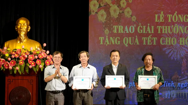 NS Nguyễn Đức Trung trao Giải thưởng Âm nhạc 2023 cho các nhạc sĩ có sáng tác đoạt giải thể loại khí nhạc, giao hưởng và hợp xướng. Ảnh: THÚY BÌNH