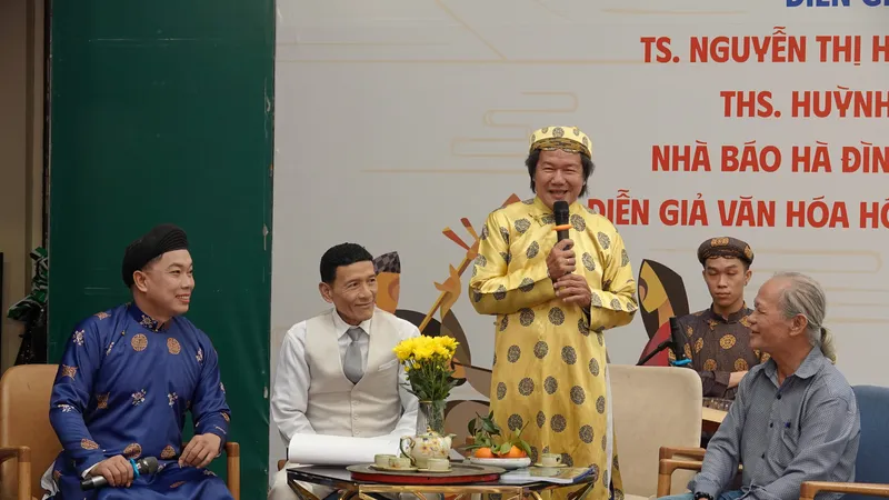 Thạc sĩ - NSƯT Huỳnh Khải chia sẻ thông tin và giá trị của cuốn sách "Cầm ca tân điệu". Ảnh: THÚY BÌNH