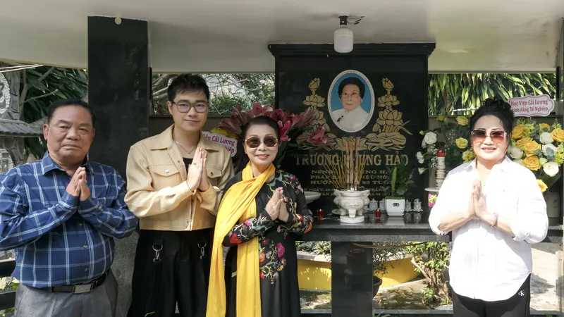 NSND Bạch Tuyết nhớ lại nhiều kỷ niệm thời tuổi trẻ khi được làm học trò của NSND Phùng Há - người thầy bà rất yêu kính, nể phục. Ảnh: NGUYỄN LÂM 