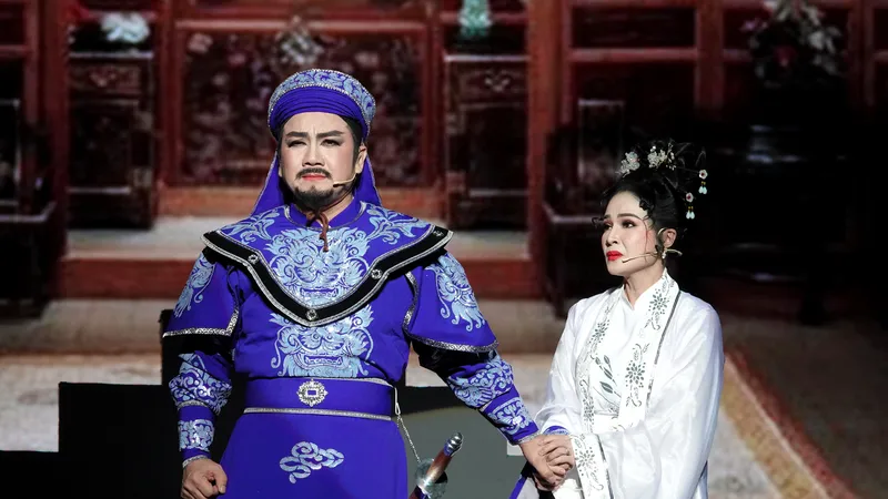 NSƯT Lê Tứ (vai Tổng đốc Võ Duy Ninh) và NSƯT Lê Hồng Thắm (vai Đào Thị Thạnh, vợ Tổng đốc) trong vở cải lương "Khúc tráng ca thành Gia Định". Ảnh: THÚY BÌNH