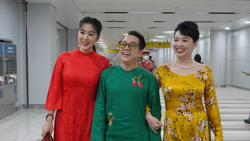 Các nghệ sĩ tham quan và trải nghiệm tuyến Metro Bến Thành- Suối Tiên. Ảnh: THÚY BÌNH